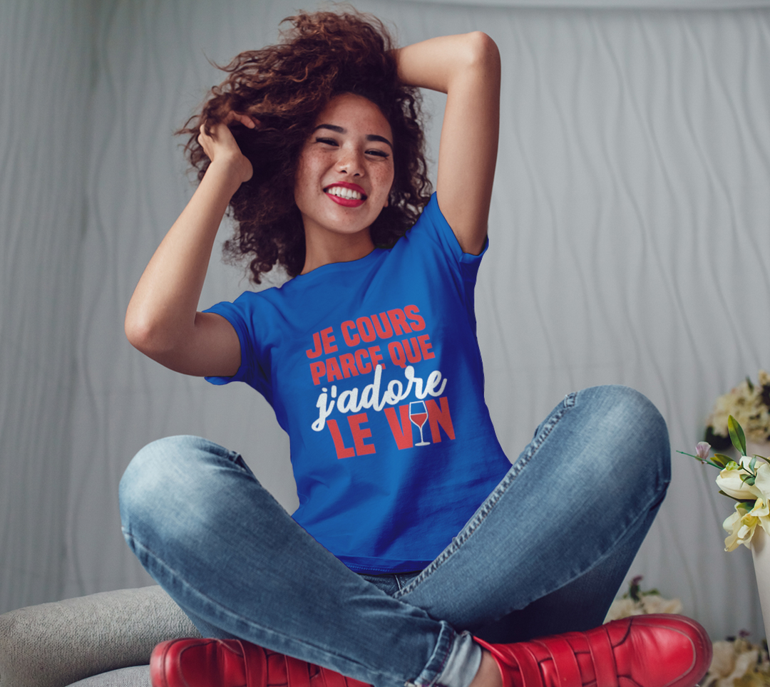 T-shirt je cours parce que j’adore le vin Bleu