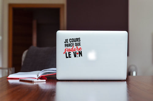 Autocollant "Je cours parce que j'adore le vin" pour ordinateur, agenda,...